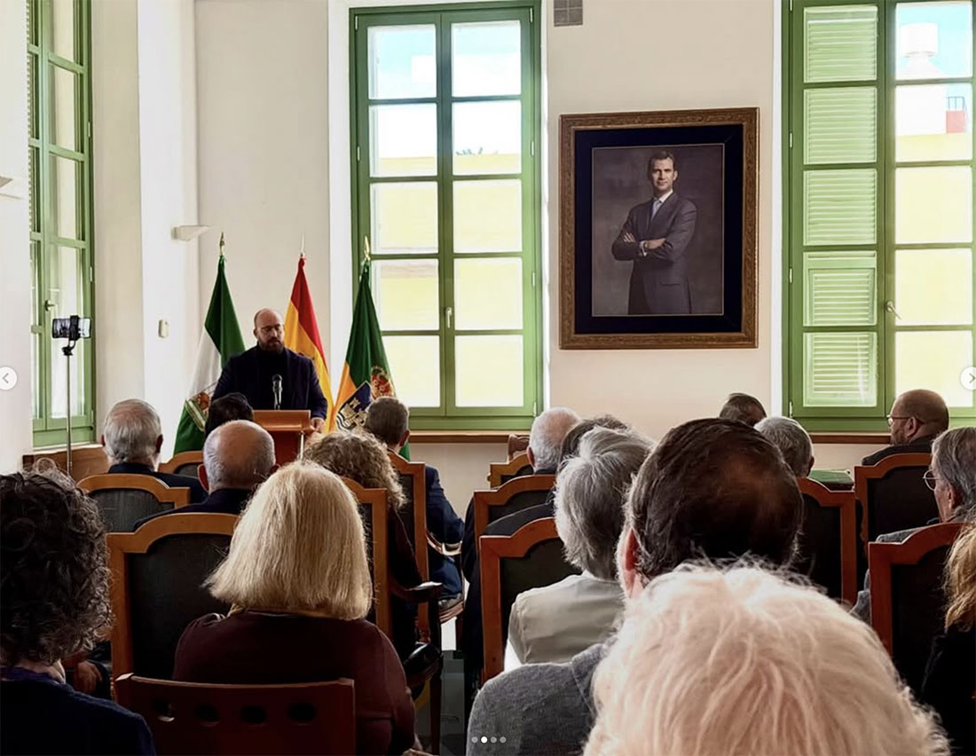 Firma del acta municipal que conmemora los 125 años de historia de esta institución cultural.