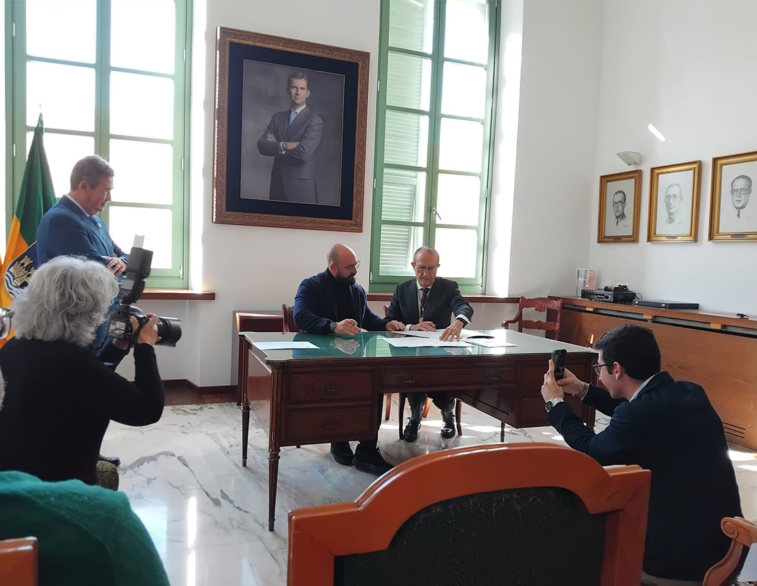 Firma del acta municipal que conmemora los 125 años de historia de esta institución cultural.